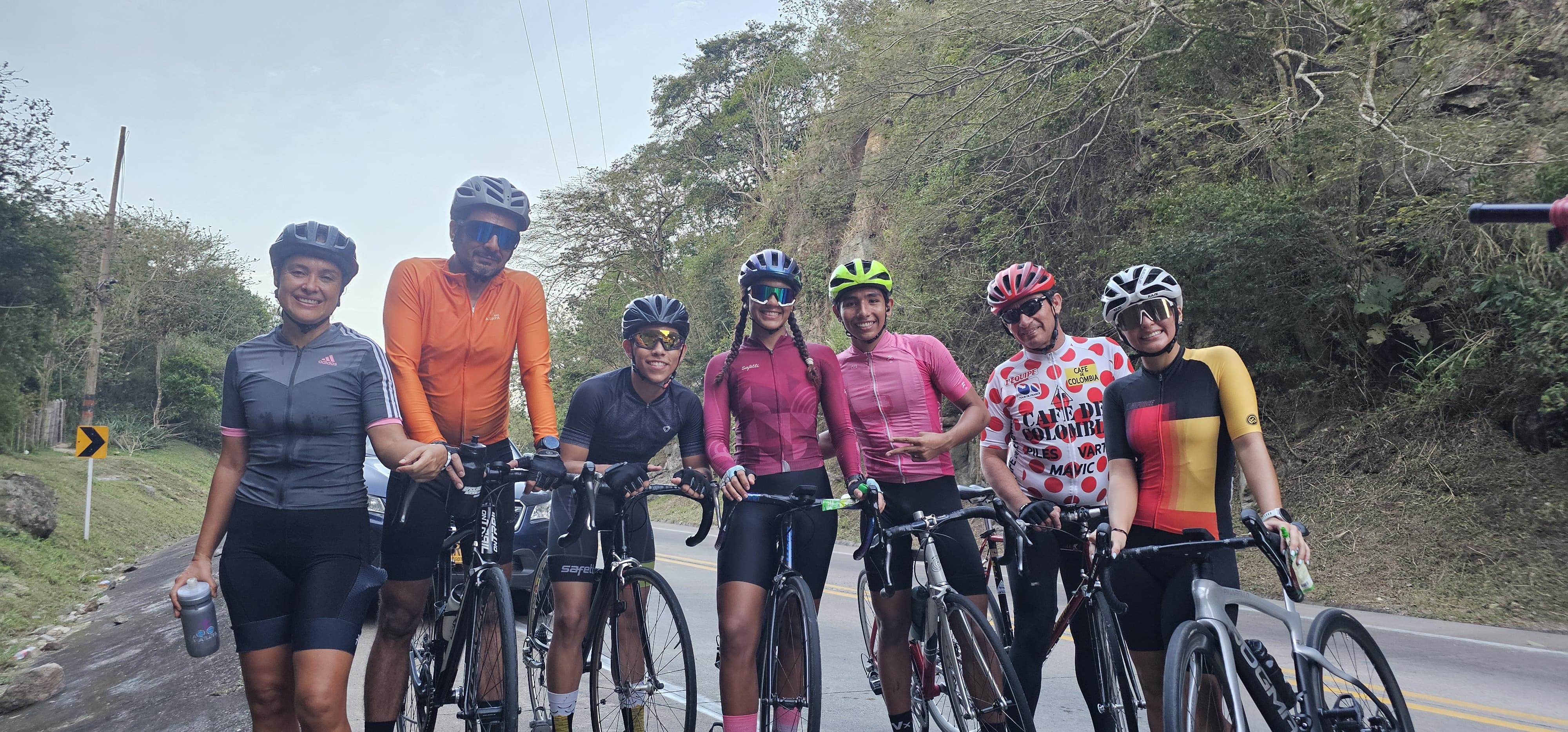 Grupo de ciclistas en carretera