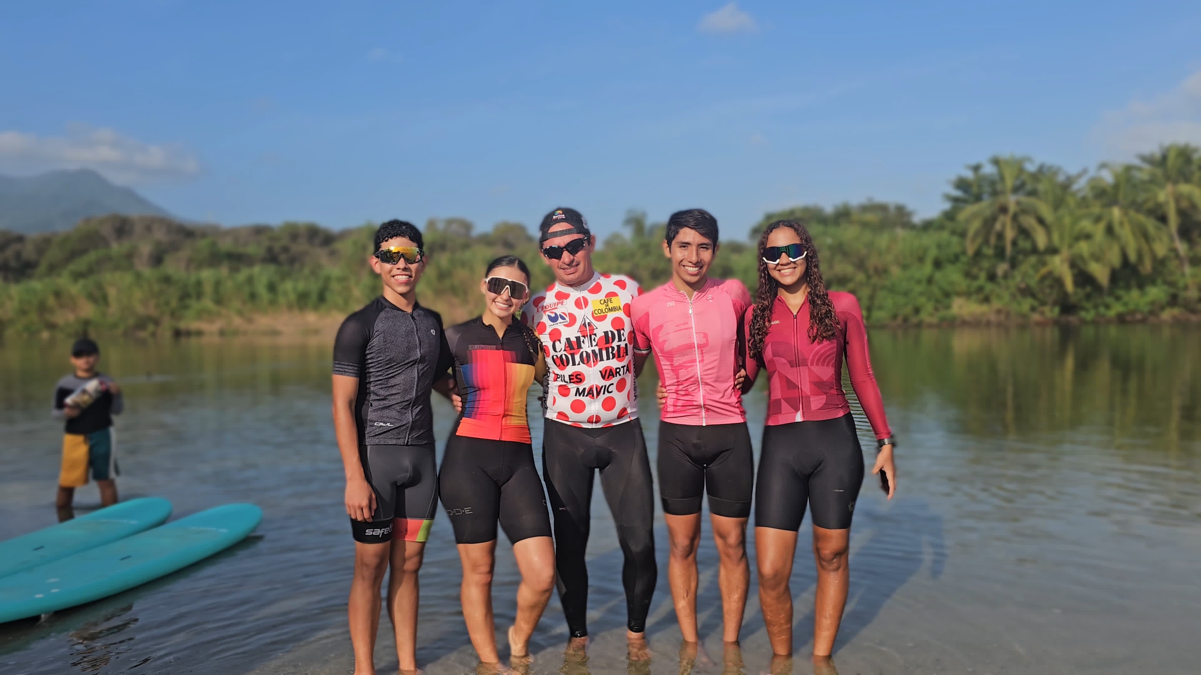 Grupo de atletas en la orilla del río