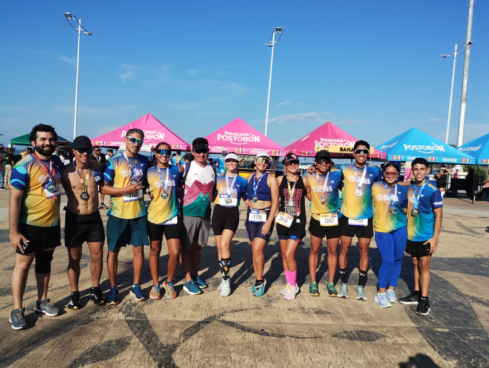 Grupo de corredores con medallas