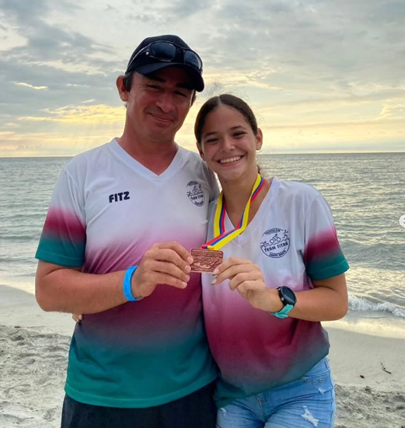 Grupo de atletas en la orilla del río