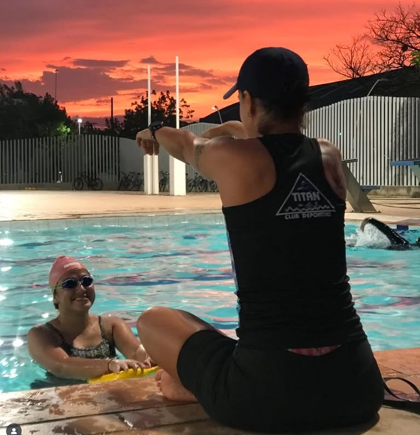 Grupo de corredores con medallas