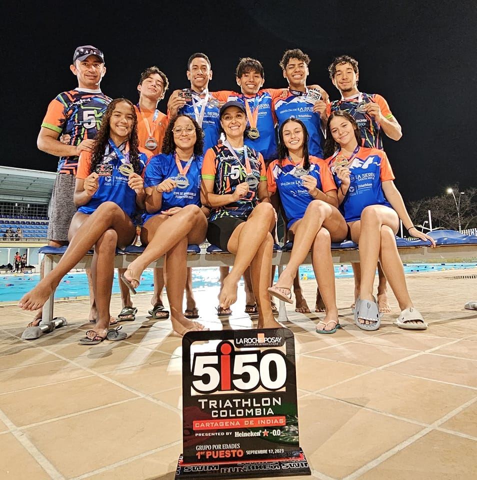 Nadadores en piscina